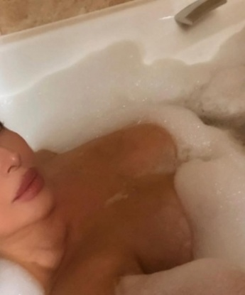 💋 Очарую тебя своей нежностью и сексуальностью. У меня есть множество возможностей, чтобы ты почувствовал себя полностью удовлетворенным и расслабленным. Фото в моем профиле подтверждают мою красоту и соблазнительность. 💃📷 Заходи и убедись сам! У меня также есть отзывы, которые подтверждают мою надежность и профессионализм. Живу в Москве, поэтому возможность встречи есть всегда. Не упускай возможность окунуться в мир наслаждений вместе со мной! 🌟 Ольчик